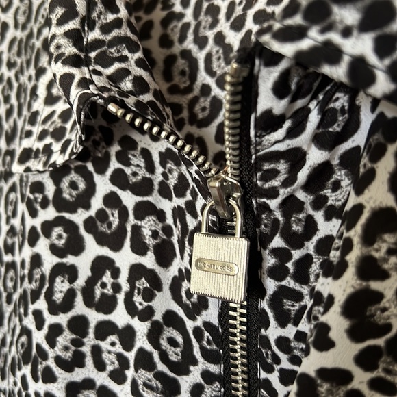 Michael Kors snow leopard, drawstring waist, zip up blouse, size large - Picture 7 of 11
